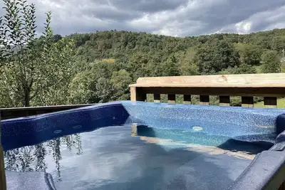 Image de private cabin in w\/fireplace & hot tub. Located close to Snowshoe. ! Free Pizza!