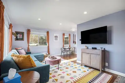 Image de Backyard Home with Hot Tub and Fire Pit