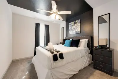 Image de Spacious Black and White 4-bedroom townhome in charming Grand Prairie