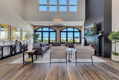 Image de Entire Top Floor Penthouse Loft, sleeps 20