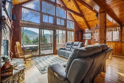 Image de Valley View Retreat is a tastefully decorated home. Beautiful views