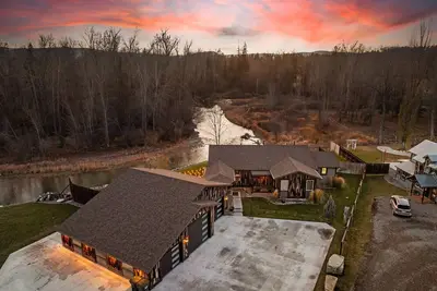 Image de River's Edge! Riverfront with Hot Tub, Sauna & Game Room