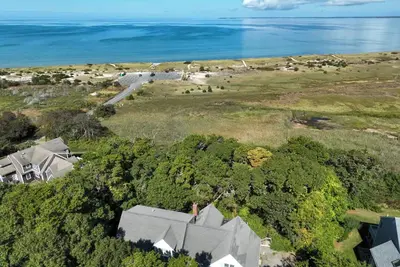 Image de Walk to beach, Secluded and private home and backyard!