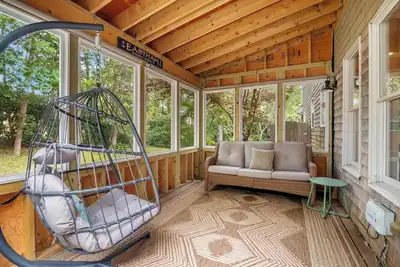 Image de 5 Min drive to Beaches and private backyard!