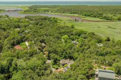 Image de Serene Gardens, 2 Miles to Beaches!