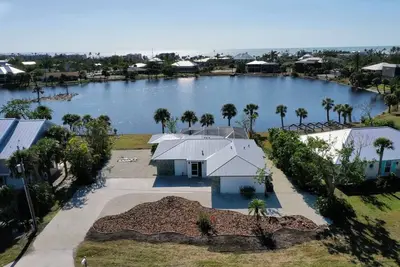 Image de Five Palms: Coastal Retreat w Private Pool on Lake