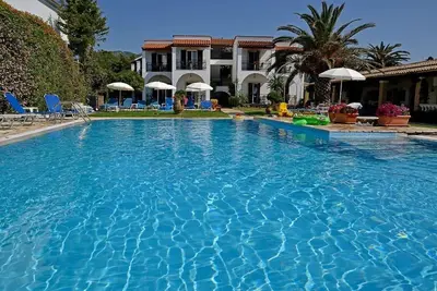 Beachfront Apartments, part of hotel complex with Pool and Bb, 450m from resort