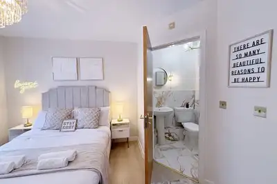 Luxury 2 bedroom Leeds city centre apartment with jacuzzi style bath and parking