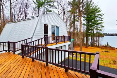 Image de Lakeshore Retreat- Walk to town*Snowmobile Access