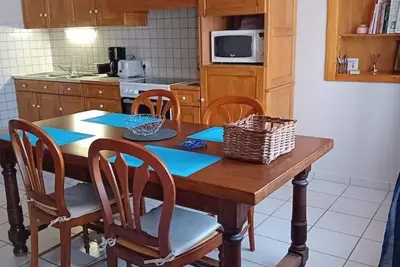 Image de Maison traditionnelle Ă Henvic, jardin verdoyant, proche de la mer.