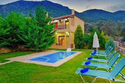 Image de 3-bedroom villa with private pool and garden