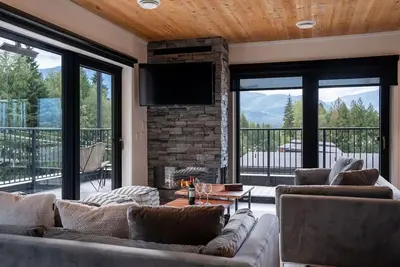 Image de The Begbie Penthouse in Mackenzie Village