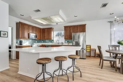 Image de Fully furnished 4br house with fast WiFi and Office near The Star