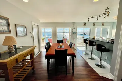 Image de Big Waterfront House on the Bay! Amazing Views, Swim Deck, Walk to Beach!