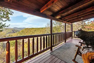 Image de Mountaintop Cabin w/ Awesome fall views ~ 20 min to Gsmnp ~ Hot Tub ~ Game Room
