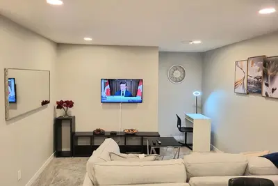 Image de Home away from home with our cozy family friendly brand new legal basement suite