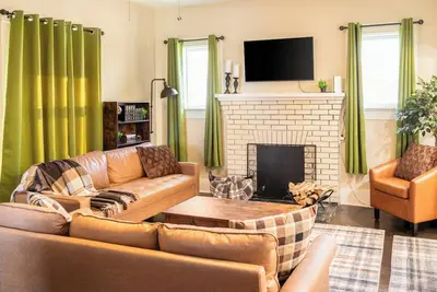 Image de Cozy & Spacious Home w/ Firepit - 5 mins from Downtown Knoxville
