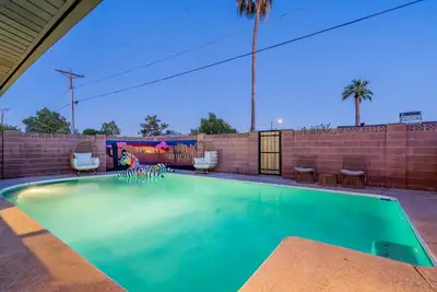 King Suite - Putting Green - Heated Pool