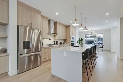 Image de Bright & Modern Luxurious Home - Secure Garage Parking - King Bed - Pet Friendly