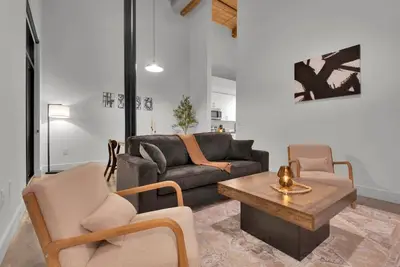 Image de Comfortable 2bd | Pool & Gym Near Dt Gvl!