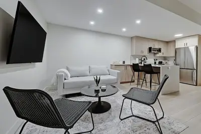 Image de Modern & Relaxing Suite - Full Kitchen - King Bed + 2 Twin Beds - Pet Friendly! \n