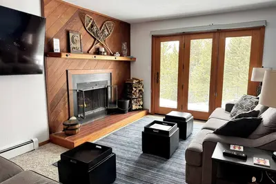 Image de Cozy 2bdrm condo+fireplace+WiFi+in-unit wash/dryer, 10-40 min from 6 Ski resorts