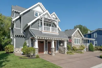 Image de Seashore Villa. Spacious estate with 6 bedrooms, custom in-ground pool with sun deck, gourmet kitchen, bar, beach, games, and much more! Historic Cape May!