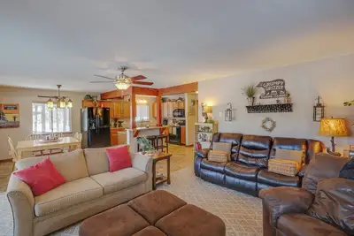 Image de Home close to the Lake and Overlooking Cougar Trail