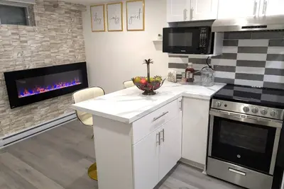 Image de Stylish & Modern Condo - Free Parking & Ev Charger\n