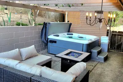 Image de Stones Throw/Yosemite & Downtown, 3+/2 Home, Hot Tub, Patio, Views & Mtn Design