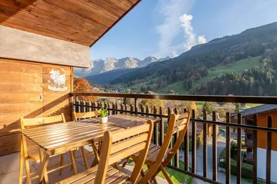 Image de Au cœur du village, avec vue sur les montagnes