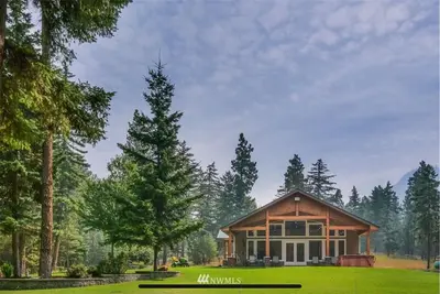 Image de Nature Retreat with Wildlife Views, Hot Tub, and Cozy Amenities – Sleeps 12! ”