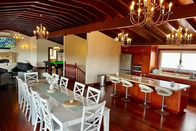 Image de Chandeliers - Luxurious all ensuited 4 bedroom retreat