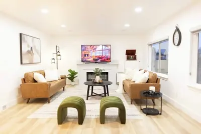 Image de Cozy Modern Home. Stylish, Bright, and Inviting