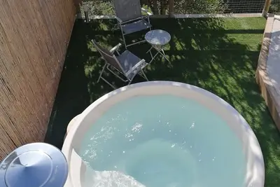 Image de Cottage with outdoor Nordic bathtub, in the middle of nature