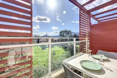 Image de Appartement climatisé aux normes handicapés avec piscine