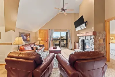 Image de Condo w/ Cozy Gas Fireplace and Private Balcony w/ Mountain Views!