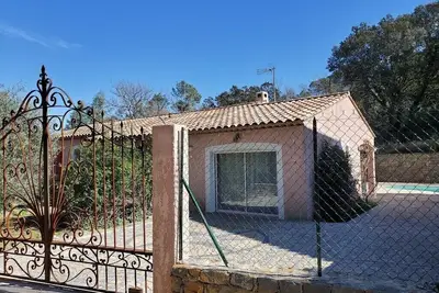 Image de Villa récente pouvant accueillir 15 personnes avec piscine chauffée privée