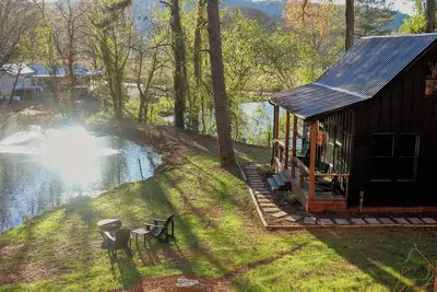 Image de Hidden Springs Cottage, Rome, Ga, King Loft Bedroom, Private Lake Access