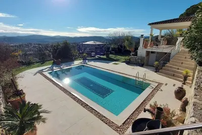 Image de Villa avec piscine, superbe vue panoramique sur le massif des Maures