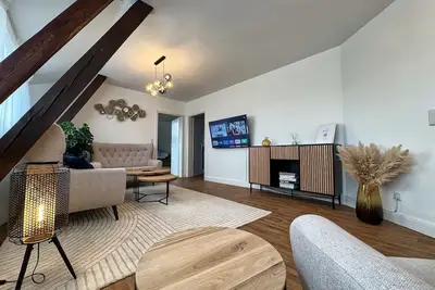 Image de Bright spacious top floor apartment parking lot castle view #Cosiness Company