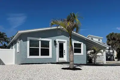 Image de Newly Renovated Cottage - Steps away from beach