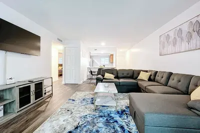 Clearwater Spacious Getaway- Comfort & Convenience