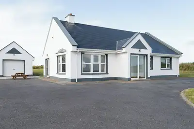 Image de The Neighbours - Loop Head Holiday Homes. Only a stone throw away from water.