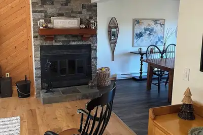 Image de New listing! Updated 4 Br end unit townhouse 3 miles to Mount Snow
