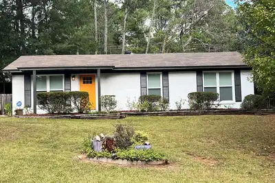 Image de Charming 3-Bedroom Home in Lovely Snellville - Pet Friendly Big Fenced Yard!