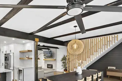 Image de Large Modern Farmhouse (3 bedroom option)