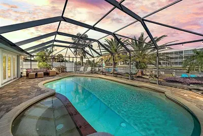 Image de Waterfront-Heated Pool-Hottub-4bd-2ba-Paddle boat- Kayaks