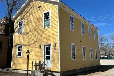 Image de Schoolhouse renovated into Cozy 2-bedroom house in downtown Clear Lake.