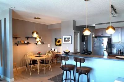 Image de Bright, clean one bedroom condo with amazing views. Quick exit to the mountains!